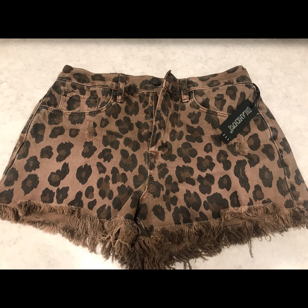 Blank NYC “the barrow- vintage high rise shorts